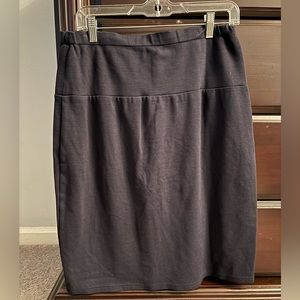 Maternity navy blue straight skirt.